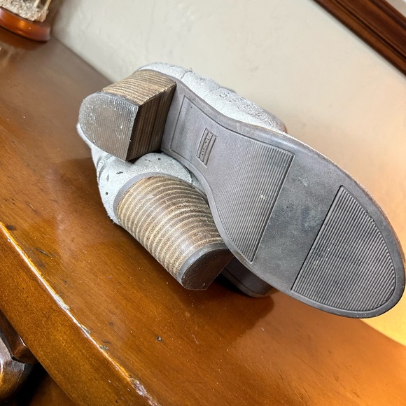 Used TOMS Majorca Peep Toe in Desert Taupe Suede/Perforated Leaf size 9 - Picture 4 of 5